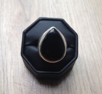 Zilveren ring met brede zwarte Onyx druppel maat 17.7 mm